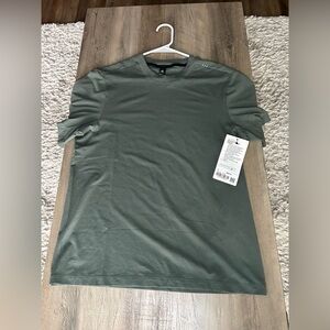 NWT Lululemon Men's Zeroed in Shorts Sleeve Shirt Sz Small *palm Deco*